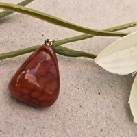 trekantet-moerkt-ravstykke-tromlepoleret-vedhaeng -til-din-halskaede